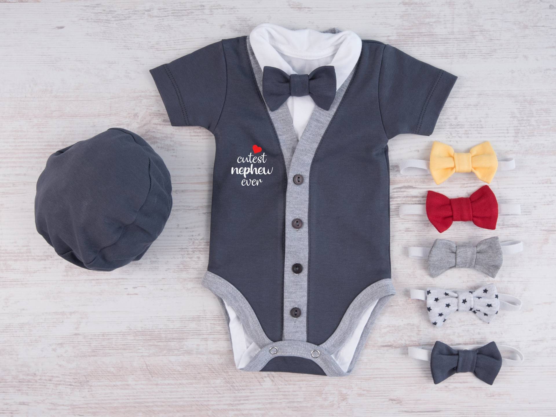 Neugeborenen Geschenk, Süßesten Neffen Baby Boy Graphite Grey Cardigan, Bodysuit, Hut & Fliege Set von BabyBodysuits