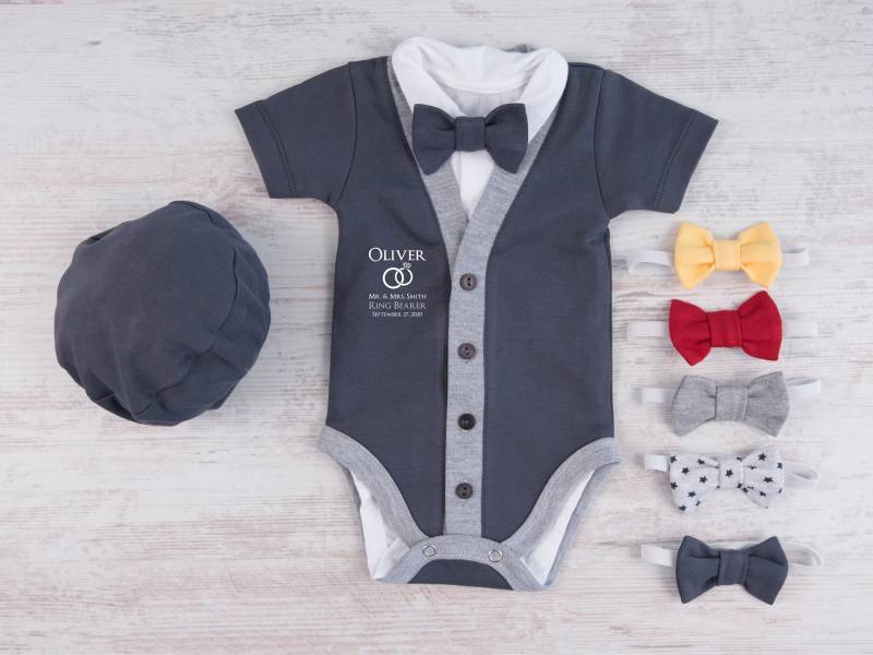 Ring-Träger Geschenk, Benutzerdefinierte Namen & Datum Baby Boy Graphite Grey Cardigan, Bodysuit, Hut Und Fliege Set, Outfit, Geschenkideen von BabyBodysuits