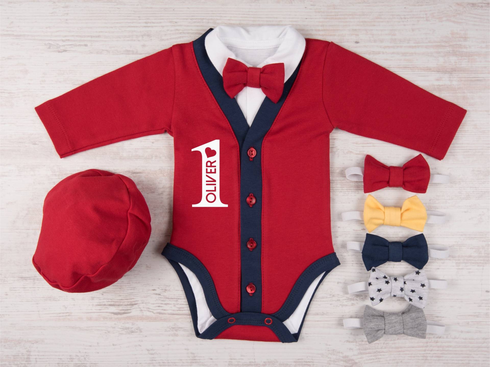 Valentinstag 1. Geburtstag Jungen Outfit, Personalisierte Rot/Marineblaue Strickjacke, Bodysuit, Hut & Fliege, Geburtstagskind von BabyBodysuits