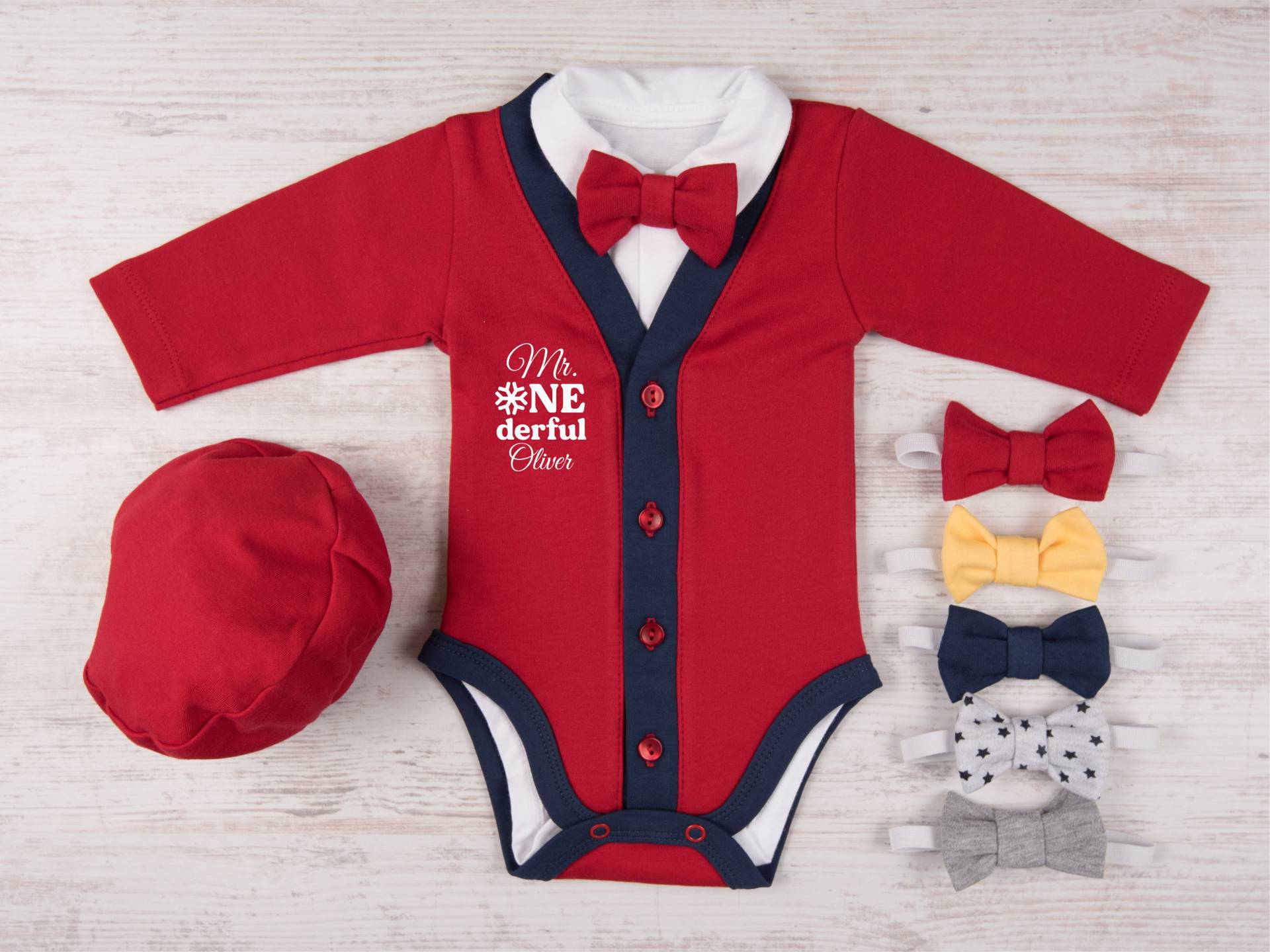 Winter-Jungen 1. Geburtstag Outfit, Mr Onederful Personalisierte Rot/Marineblaue Strickjacke, Bodysuit, Hut & Fliege Set, Weihnachten Erster Junge von BabyBodysuits