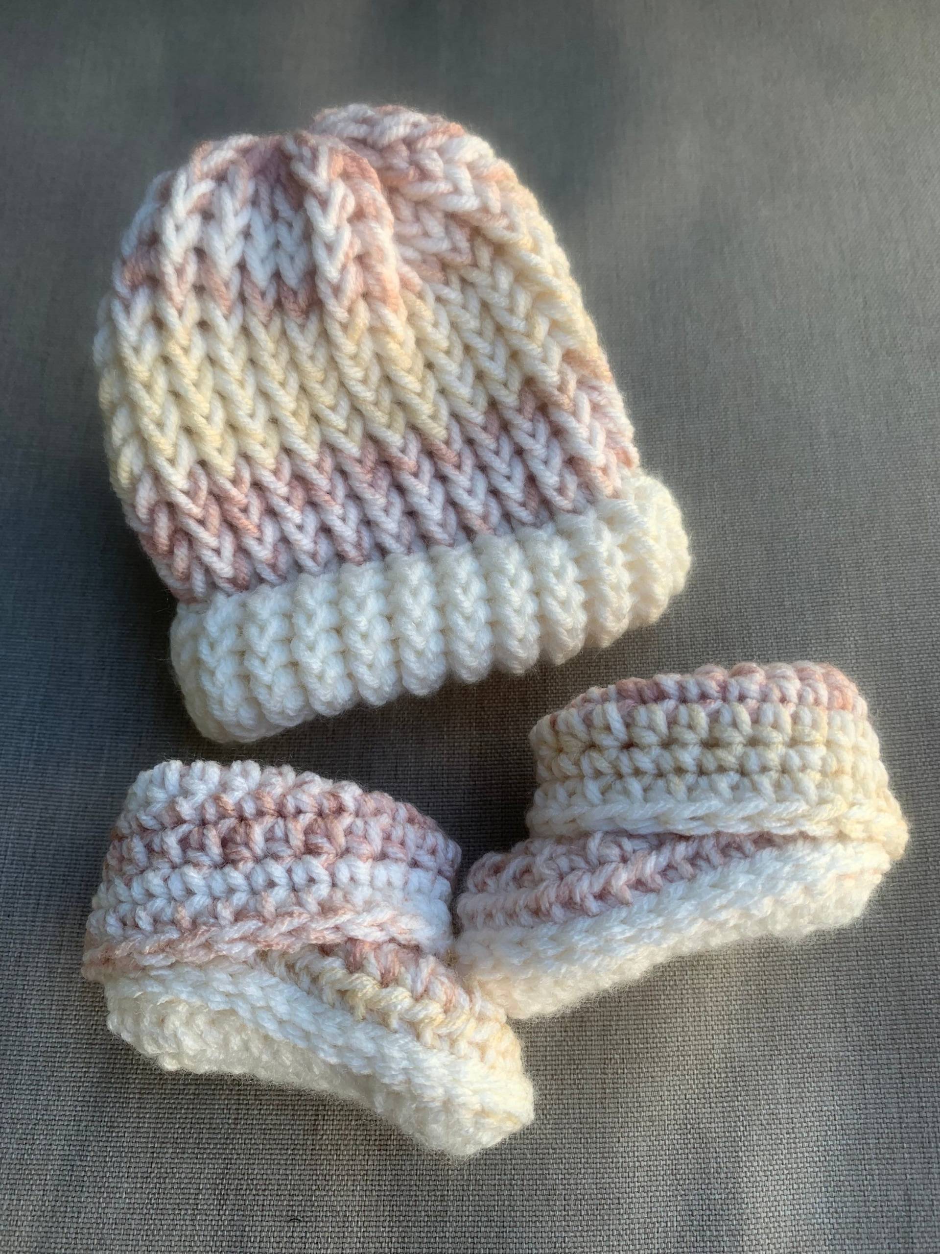 Häkeln Baby Booties Und Mütze, Häkeln Booties, Neugeborenen Schuhe Häkeln, Beanie, Jungen Schuhe, Mädchen von BabyBootieCrafts