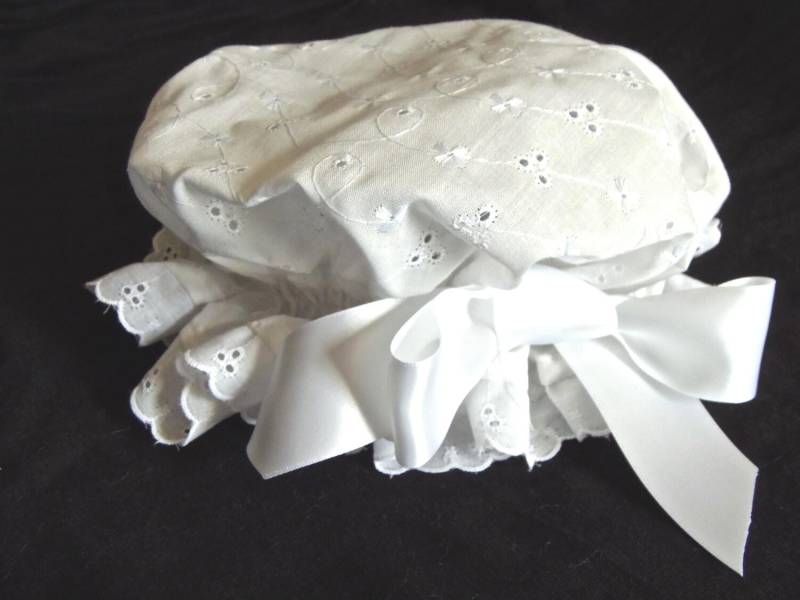 Weißer Eyelet Muffin Bademop Hut Photo Prop Bonnet/Cap Größen Nb Bis 5T - Versandkostenfrei Weißer Eyelet Muffin Bademop Hut Photo Prop Bonnet/Cap Größen Nb Bis 5T - Versandkostenfrei von BabyDerby