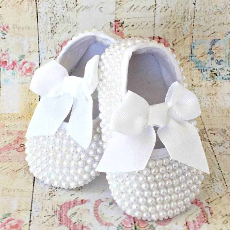 Handgefertigte Baby Mädchen Taufschuhe Weiße Perlen/Geschenke Für Mädchen/Taufgeschenke/Taufgeschenke Handgefertigte Baby Mädchen Taufschuhe Weiße Perlen/Geschenke Für Mädchen/Taufgeschenke/Taufgeschenke von BabyDivaUK