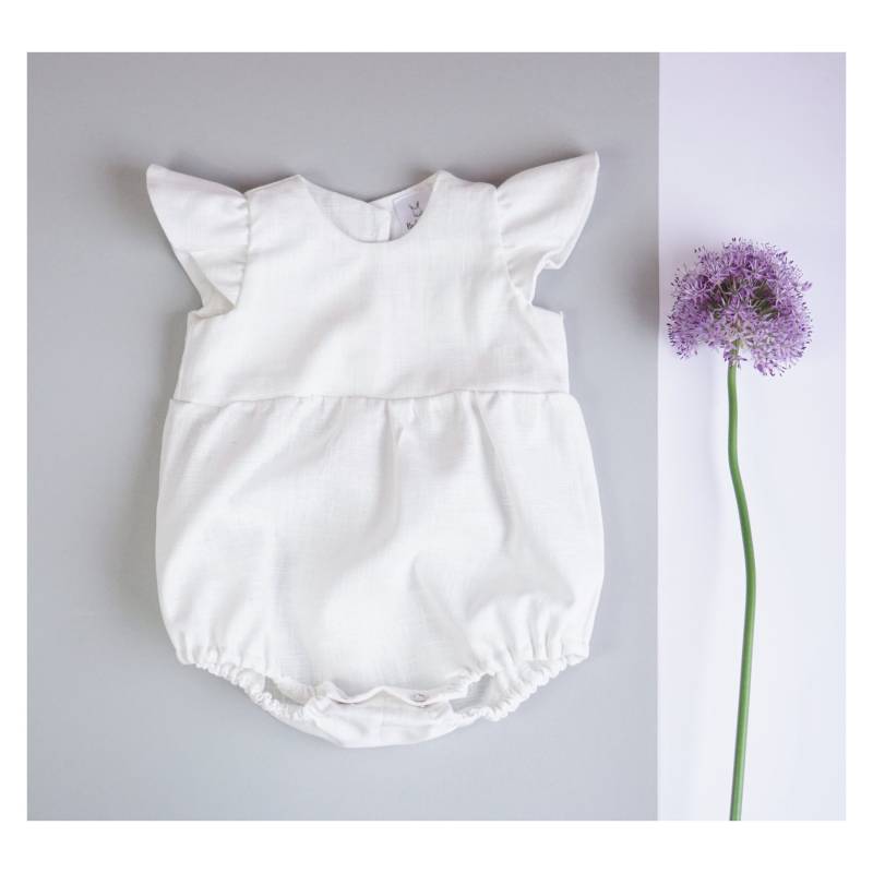 Bio Handgefertigter Strampler Für Mädchen, Leinen Rüschen Spielanzug von BabyDomBerlin