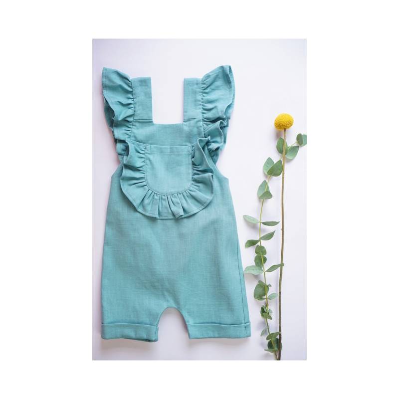 Kurzhose Mit Lätzchen Und Rüschen, Leinen Für Mädchen von BabyDomBerlin