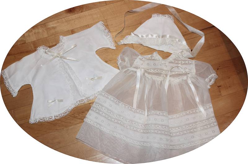 1950 Baby Mädchen - Weißes Taufkleid Set Nylon Spitzenbesetztes Kleid, Viskose Jacke, Satinbänder, Passende Mütze Gr. 0 Bis 3 M von BabyDresser