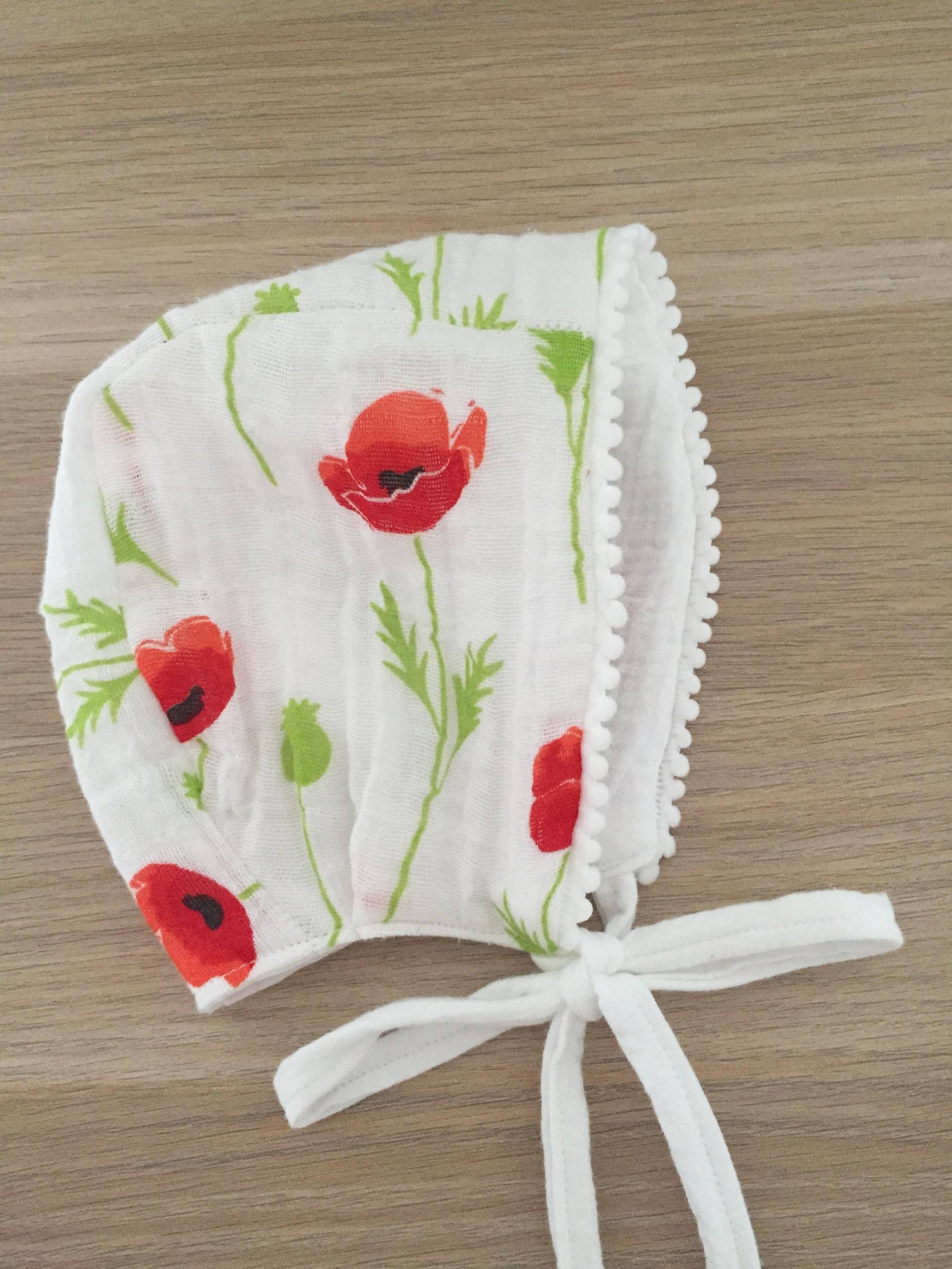 Baby-Kleinkind, Säugling, Weiße Weiche Doppelgaze-Häubchen Mit Pompom-Borte. Neutrales Gender Bonnet. Mütze von BabyGrizzlyBoutique
