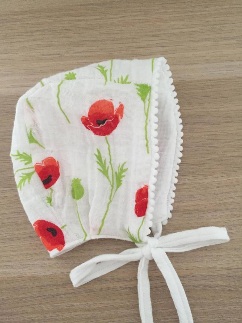 Baby-Kleinkind, Säugling, Weiße Weiche Doppelgaze-Häubchen Mit Pompom-Borte. Neutrales Gender Bonnet. Mütze von BabyGrizzlyBoutique