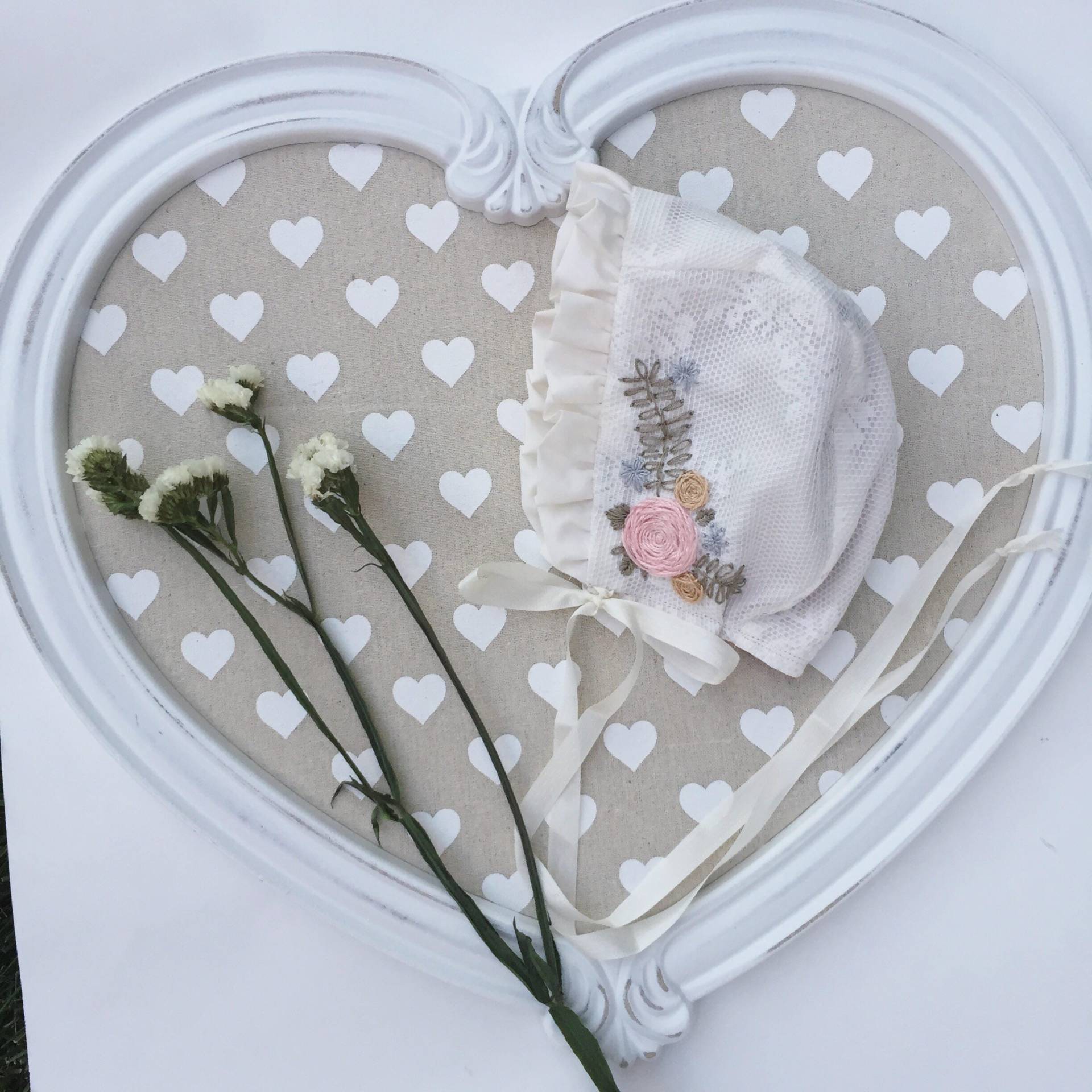 Bestickte Spitzen-Babyhaube, Baumwollhaube, Wendehaube. Baby Mütze. Spitzenhaube von BabyGrizzlyBoutique