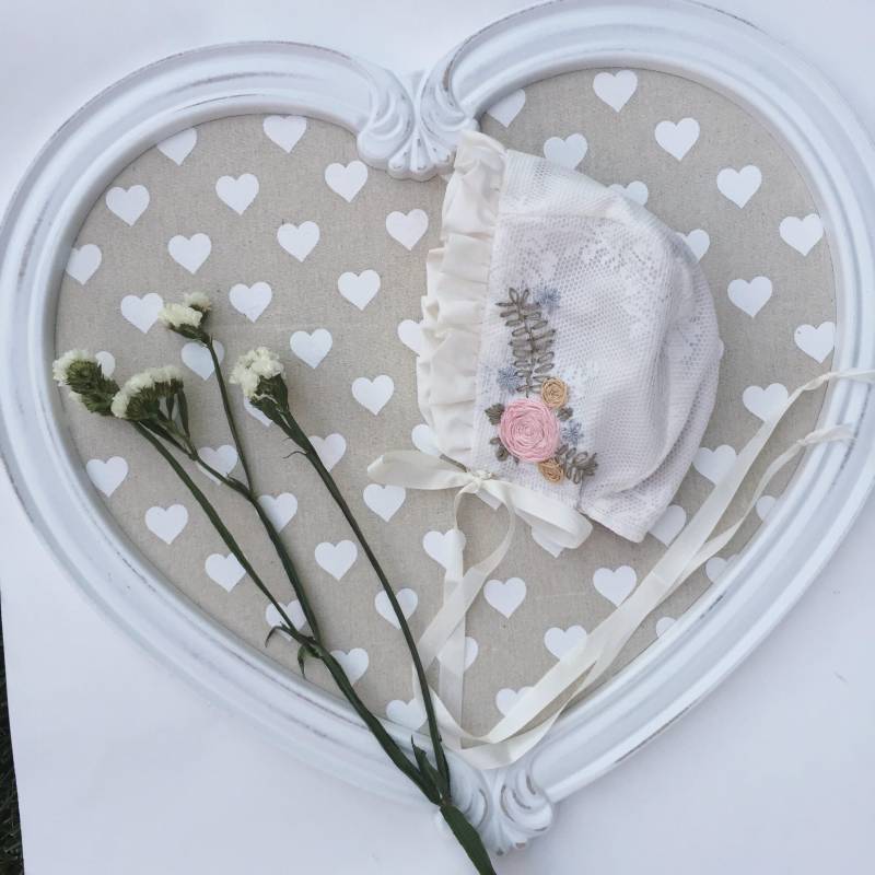 Bestickte Spitzen-Babyhaube, Baumwollhaube, Wendehaube. Baby Mütze. Spitzenhaube von BabyGrizzlyBoutique