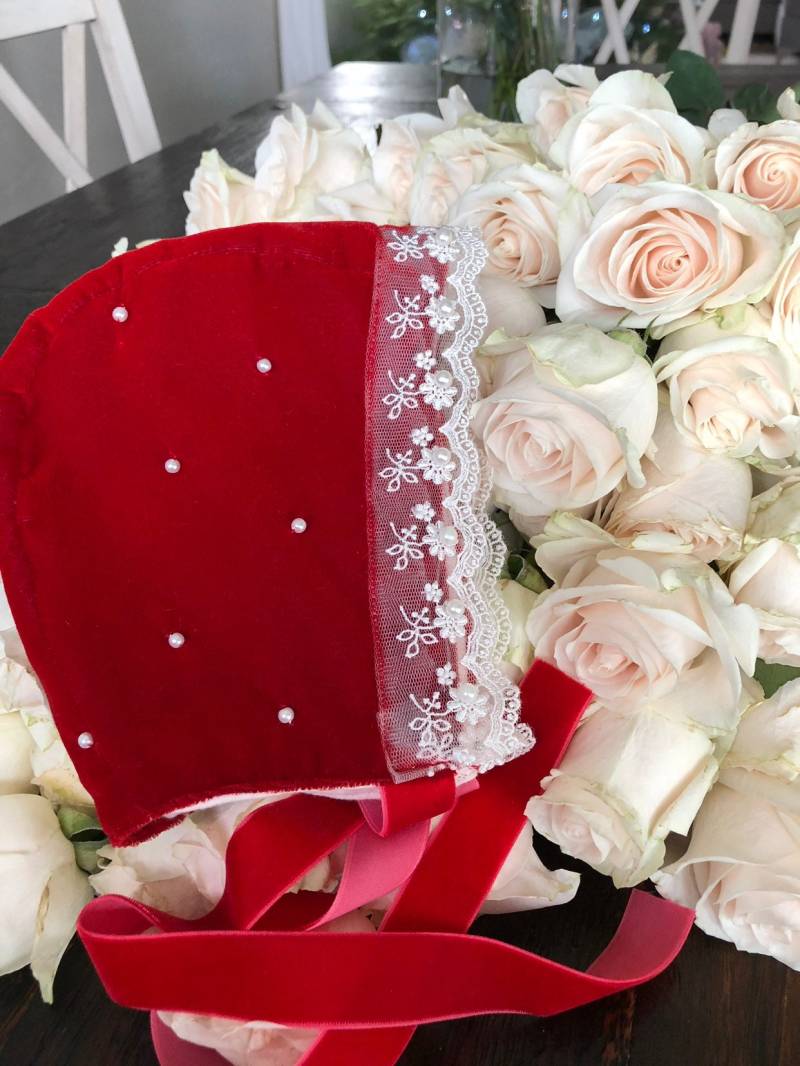 Häubchen Aus Rotem Samt Mit Perlenbesatz von BabyGrizzlyBoutique