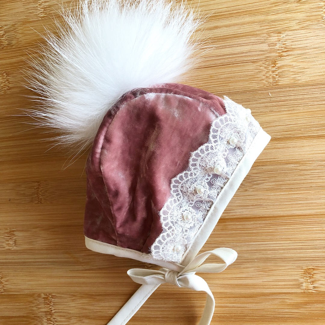 Rosa-Samt-Häubchen von BabyGrizzlyBoutique
