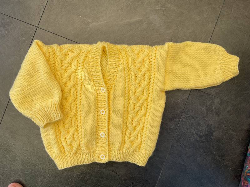 Hand Gestrickte Baby Strickjacke Mit Zopfmuster in Gelb. 1-2 Jahre Hand Gestrickte Baby Strickjacke Mit Zopfmuster in Gelb. 1-2 Jahre von BabyKnittingByIsabel