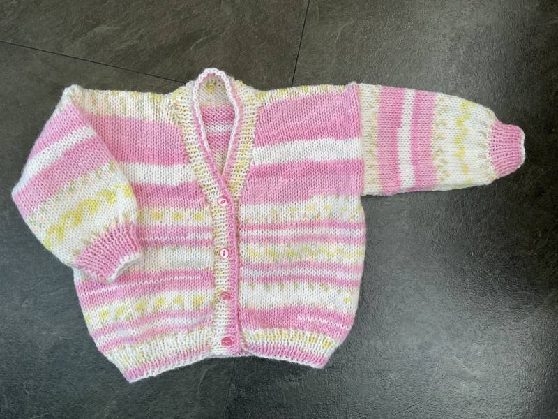 Hand Gestrickte Baby Strickjacke in Pink, Gelb & Weiss. 9-12 Monate von BabyKnittingByIsabel