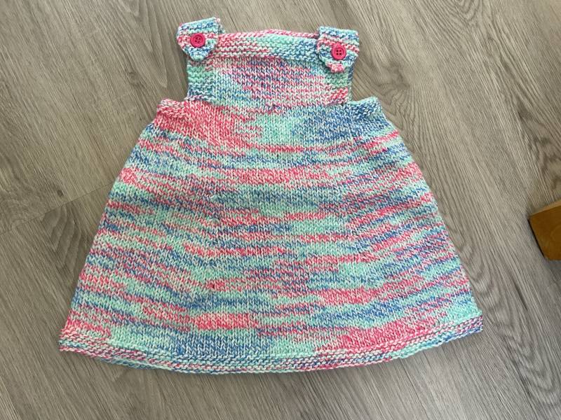 Hand Gestricktes Baby Trägerkleid in Blau & Pink. 3-6 Monate Hand Gestricktes Baby Trägerkleid in Blau & Pink. 3-6 Monate von BabyKnittingByIsabel