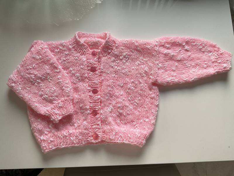 Handgestrickte Baby Strickjacke Mit Baumwolle in Rosa & Weiss. 3-6 Monate von BabyKnittingByIsabel