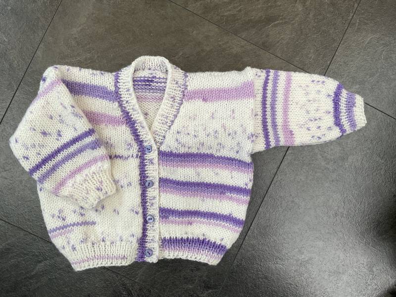 Hand Gestrickte Baby Strickjacke in Lila & Weiss. 1-2 Jahre Hand Gestrickte Baby Strickjacke in Lila & Weiss. 1-2 Jahre von BabyKnittingByIsabel