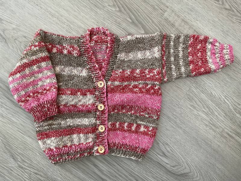 Handgestrickte Baby Strickjacke in Rosa - Und Brauntönen. 2 Größen Handgestrickte Baby Strickjacke in Rosa - Und Brauntönen. 2 Größen von BabyKnittingByIsabel