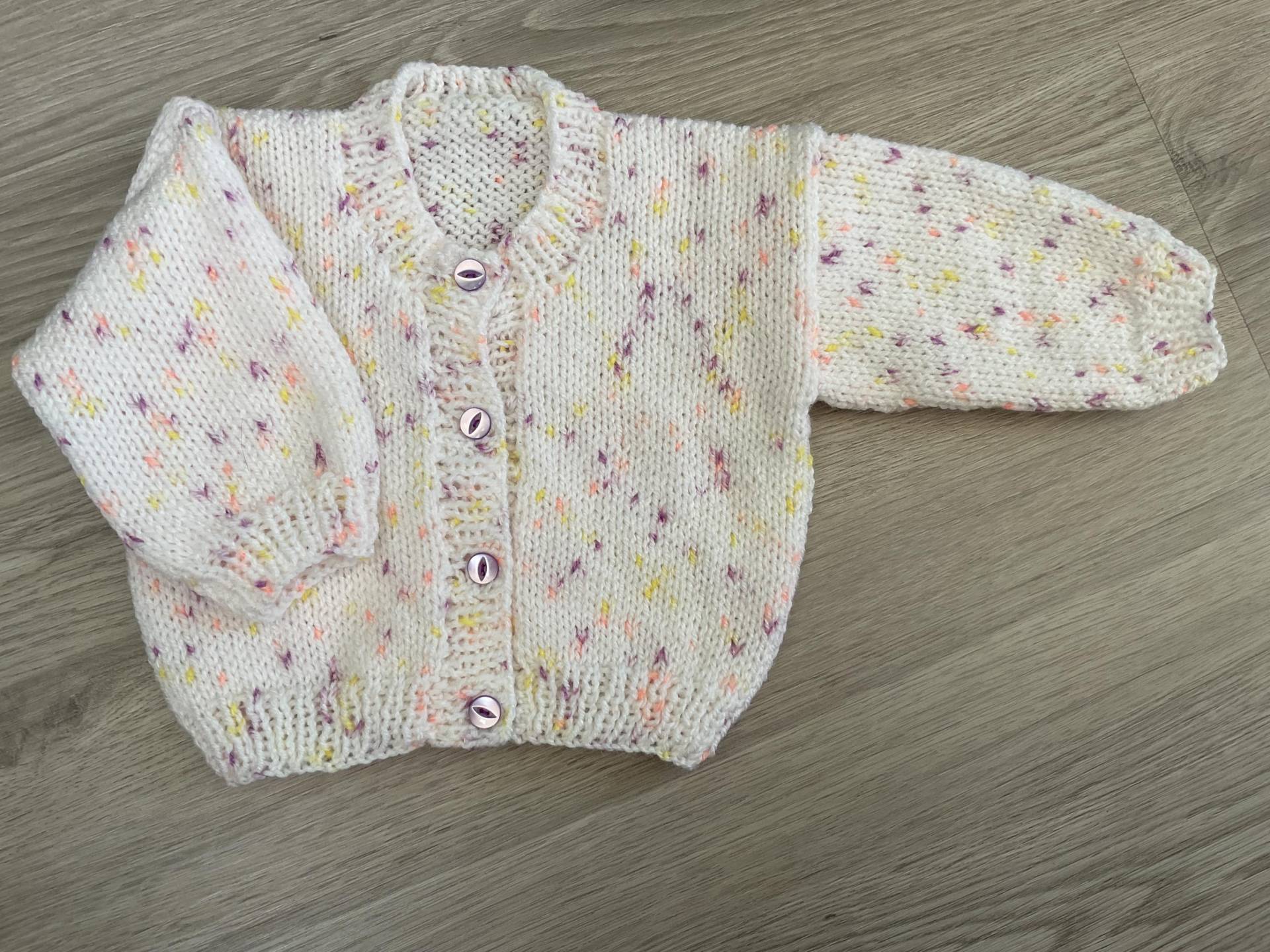 Handgestrickte Babyjacke in Weiss Mit Bunten Fleck. 0-3 Monate Handgestrickte Babyjacke in Weiss Mit Bunten Fleck. 0-3 Monate von BabyKnittingByIsabel