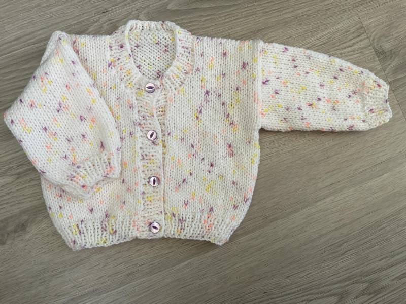 Handgestrickte Babyjacke in Weiss Mit Bunten Fleck. 0-3 Monate Handgestrickte Babyjacke in Weiss Mit Bunten Fleck. 0-3 Monate von BabyKnittingByIsabel