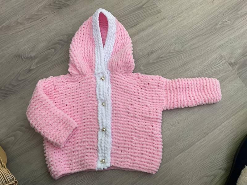 Handgestrickte Chenille Babyjacke in Rosa/Weiss 12-18 Monaten von BabyKnittingByIsabel