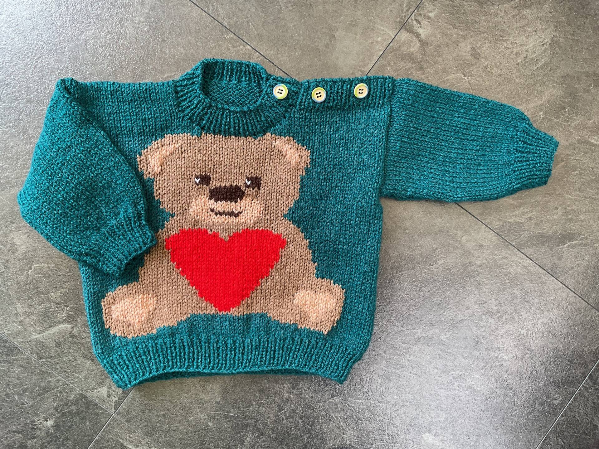 Handgestrickter Baby Pullover Mit Teddy Und Rotem Herz. 1-2 Jahre von BabyKnittingByIsabel