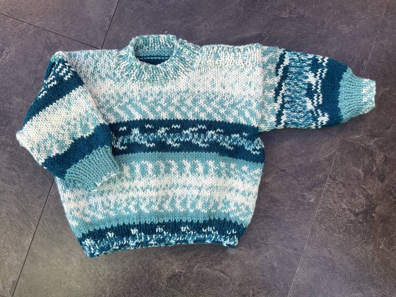 Hand Gestrickter Baby Pullover in Blautönen Und Weiß. 2 Größen Hand Gestrickter Baby Pullover in Blautönen Und Weiß. 2 Größen von BabyKnittingByIsabel