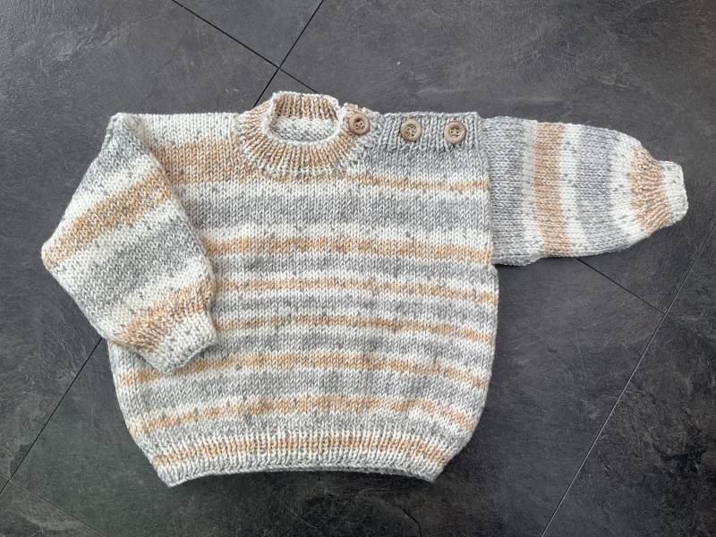 Handgestrickter Baby Pullover in Braun, Grautönen & Weiß von BabyKnittingByIsabel