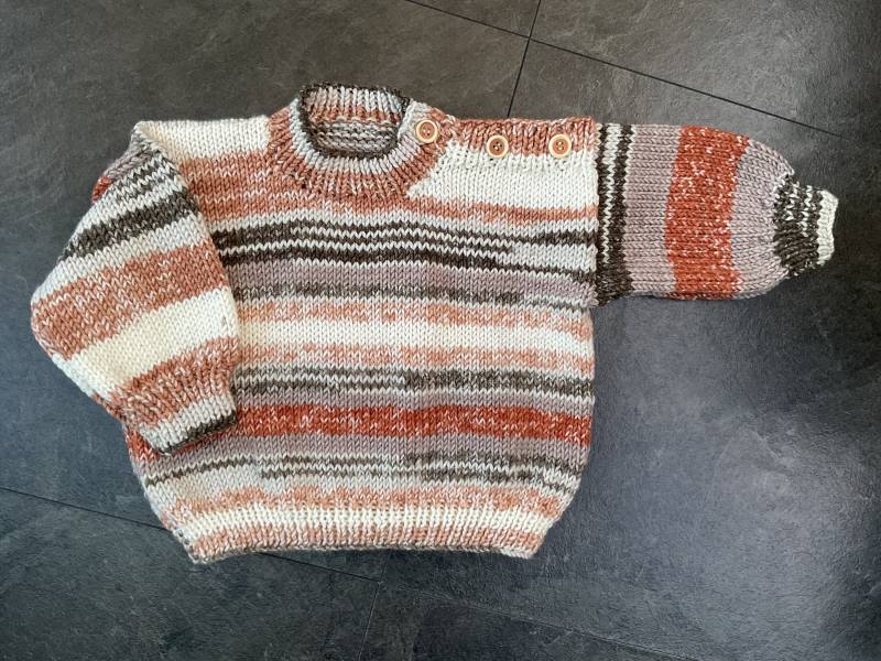 Handgestrickter Baby Pullover in Braun & Weiss. 1-2 Jahre von BabyKnittingByIsabel