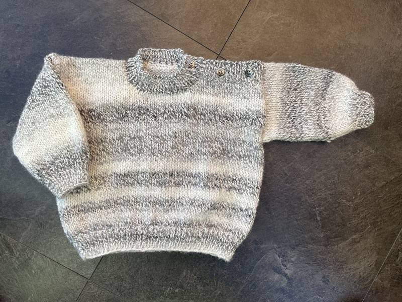 Hand Gestrickter Baby Pullover in Grautönen & Weiß. 9-12 Monate von BabyKnittingByIsabel