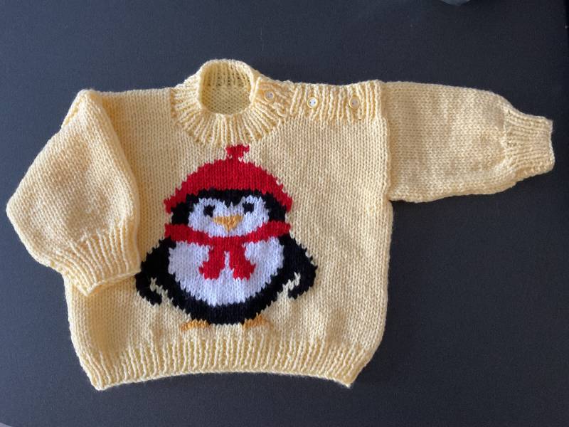Handgestrickter Weihnachtlicher Baby Pullover in Gelb Mit Pinguin. 9-12 Monate von BabyKnittingByIsabel