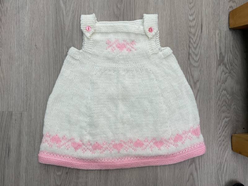 Handgestricktes Baby-Latzkleid in Weiß Und Rosa. 1-2 Jahre Handgestricktes Baby-Latzkleid in Weiß Und Rosa. 1-2 Jahre von BabyKnittingByIsabel