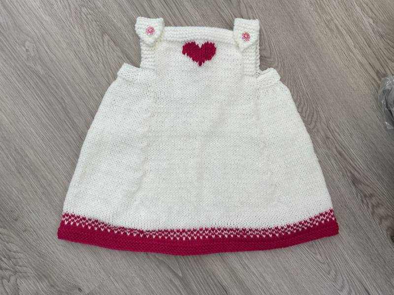 Handgestricktes Baby-Latzkleid in Weiß Und Rosa. 9-12 Monate Handgestricktes Baby-Latzkleid in Weiß Und Rosa. 9-12 Monate von BabyKnittingByIsabel