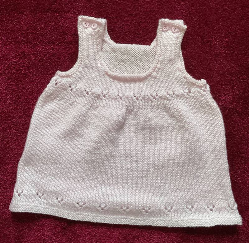 Handgestricktes Baby Trägerkleid in Rosa. 9-12 Monate Handgestricktes Baby Trägerkleid in Rosa. 9-12 Monate von BabyKnittingByIsabel