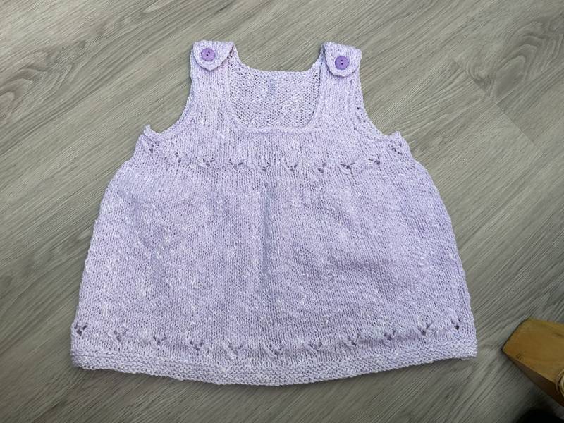 Handgestricktes Glitzerndes Baby-Latzkleid in Rosa. 9-12 Monate Handgestricktes Glitzerndes Baby-Latzkleid in Rosa. 9-12 Monate von BabyKnittingByIsabel