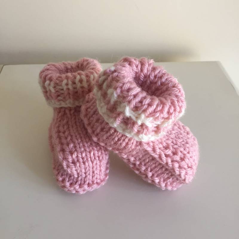 Handgestrickte Baby Booties Rosa Acryl Mädchen Schuhe von BabyLadyGifts