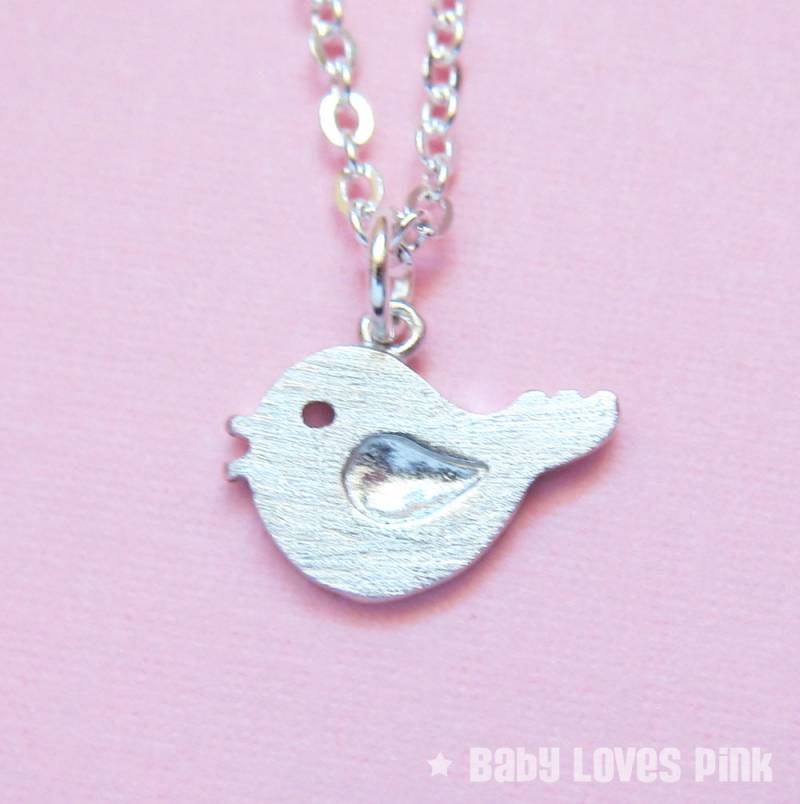 Chirpy Bird Halskette - Rhodinierter Kleiner Vogel Chirpy Bird Halskette - Rhodinierter Kleiner Vogel von BabyLovesPink