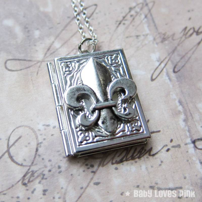 Fleur De Lis Medaillon Halskette - Foto Erinnerung Andenken | T5 Fleur De Lis Medaillon Halskette - Foto Erinnerung Andenken | T5 von BabyLovesPink