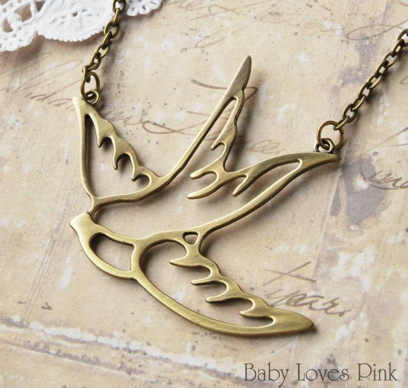 Fliegende Schwalbe Halskette - Tattoo Inspiriert Bronze Sterben Schnitt | Bronze Fliegende Schwalbe Halskette - Tattoo Inspiriert Bronze Sterben Schnitt | Bronze von BabyLovesPink