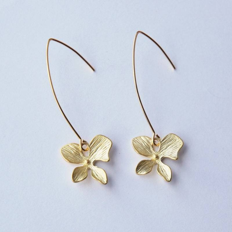 Hübsche Goldblumen-Linear-Ohrringe von BabyLovesPink