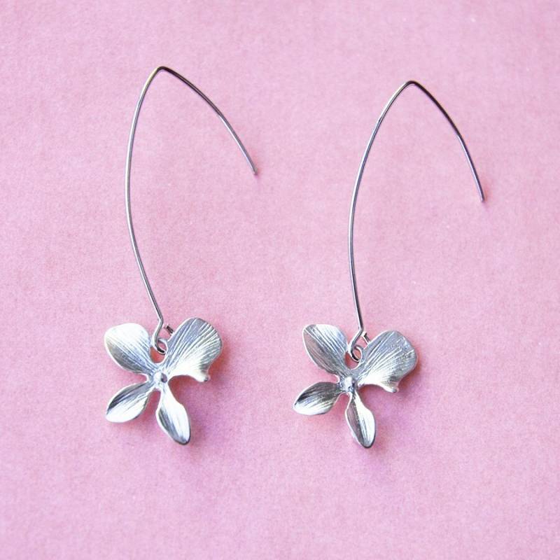 Hübsche Weißgold Blumen-Linear-Ohrringe Hübsche Weißgold Blumen-Linear-Ohrringe von BabyLovesPink