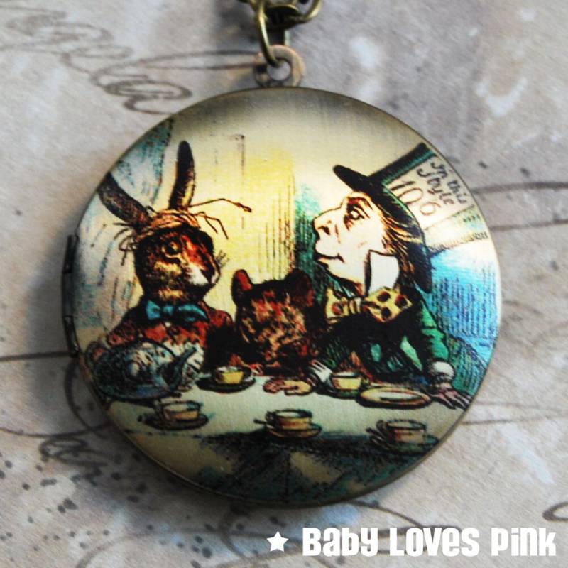 Mad Hatter's Tea Party Medaillon Halskette - Alice Im Wunderland Messing Foto | R3B-A2 von BabyLovesPink