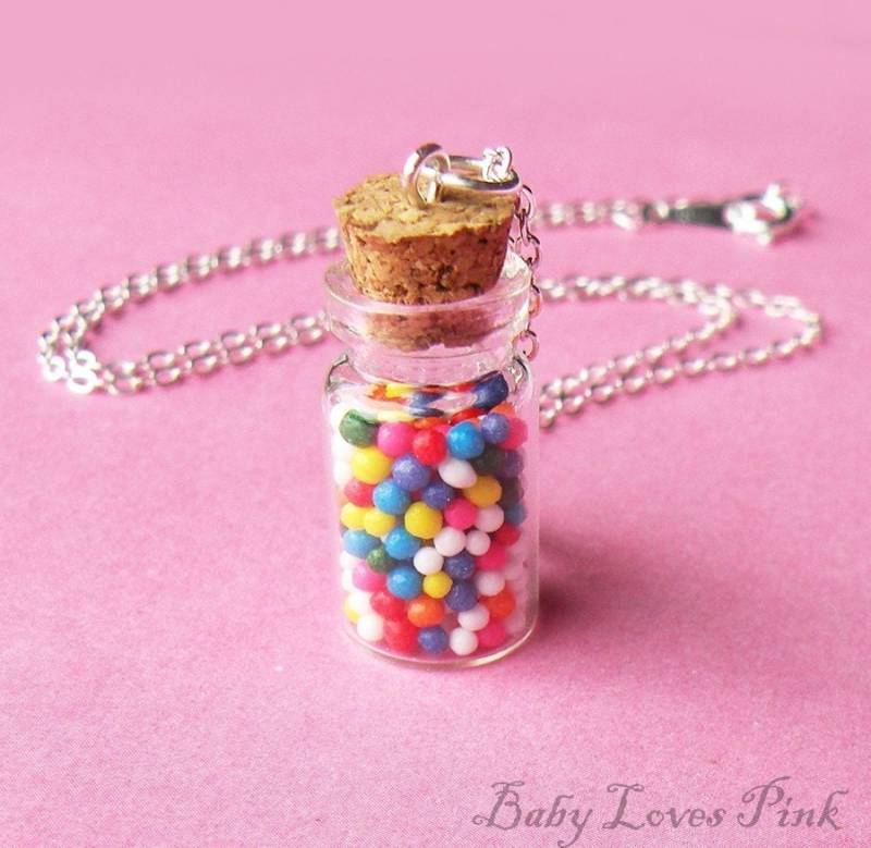 Regenbogen-Süßigkeit-Flasche Halskette Regenbogen-Süßigkeit-Flasche Halskette von BabyLovesPink
