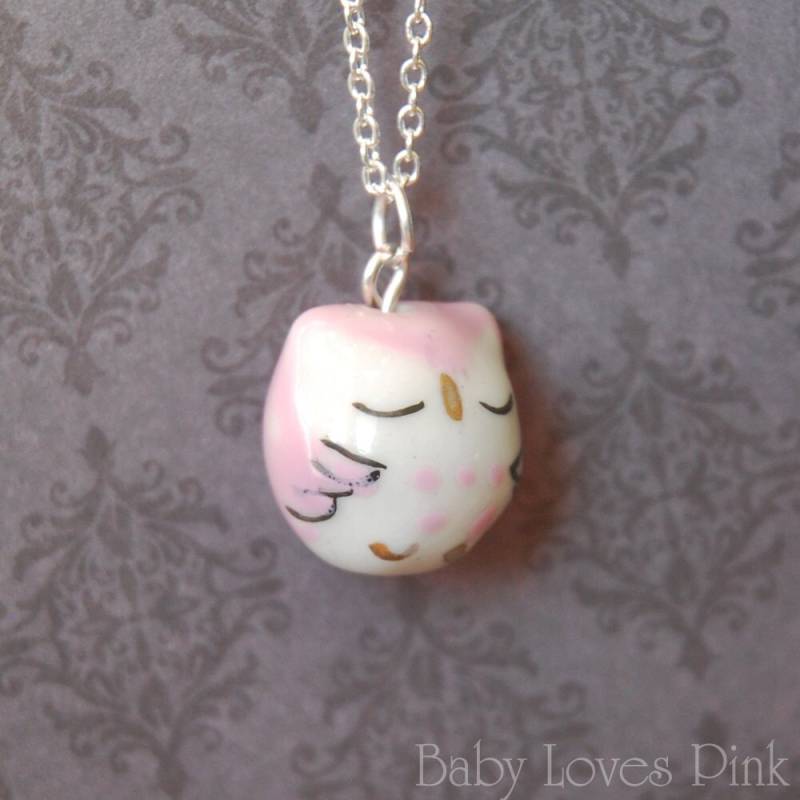 Schläfrige Lila Eulen-Halskette - Keramik-/Glas-Eule | R3A Schläfrige Lila Eulen-Halskette - Keramik-/Glas-Eule | R3A von BabyLovesPink