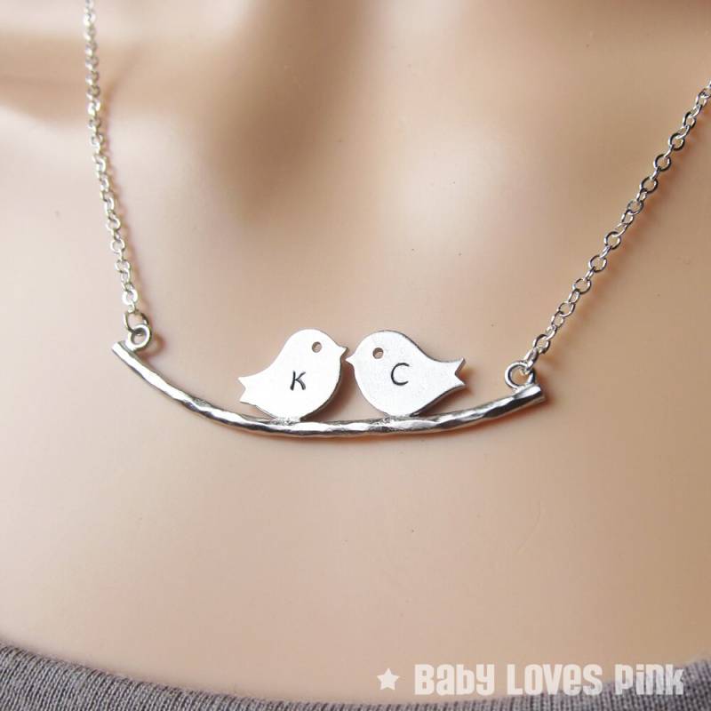 Weißgold Paar-Halskette Mit Einem Liebes-Vogel, Der Auf Ast Küsst Weißgold Paar-Halskette Mit Einem Liebes-Vogel, Der Auf Ast Küsst von BabyLovesPink