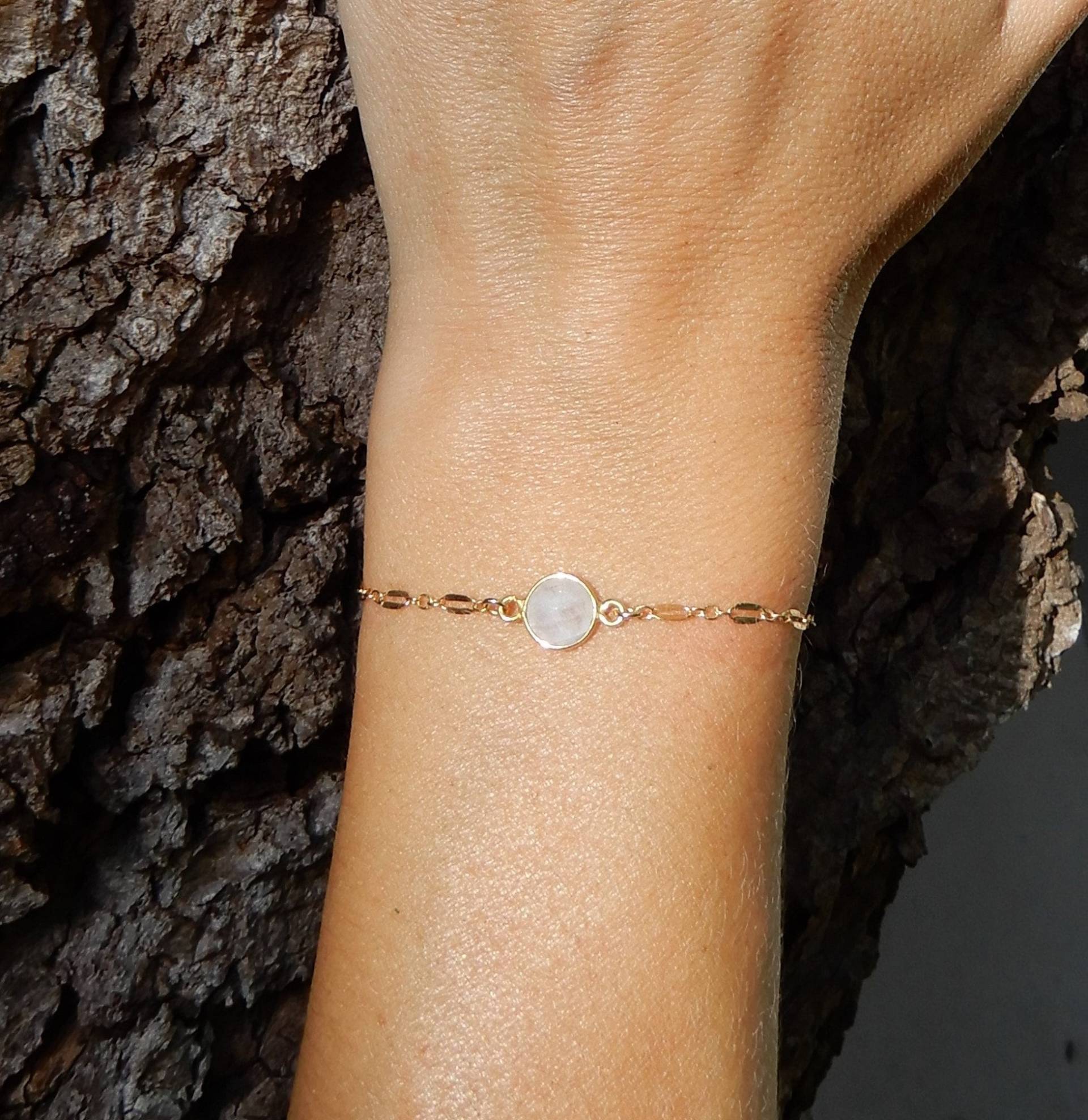 Elegantes, Zierliches Armband Mit Funkelnder Stabkette Und Regenbogenmondstein Aus 14-Karätigem Gold von BabyRuthinFlorida