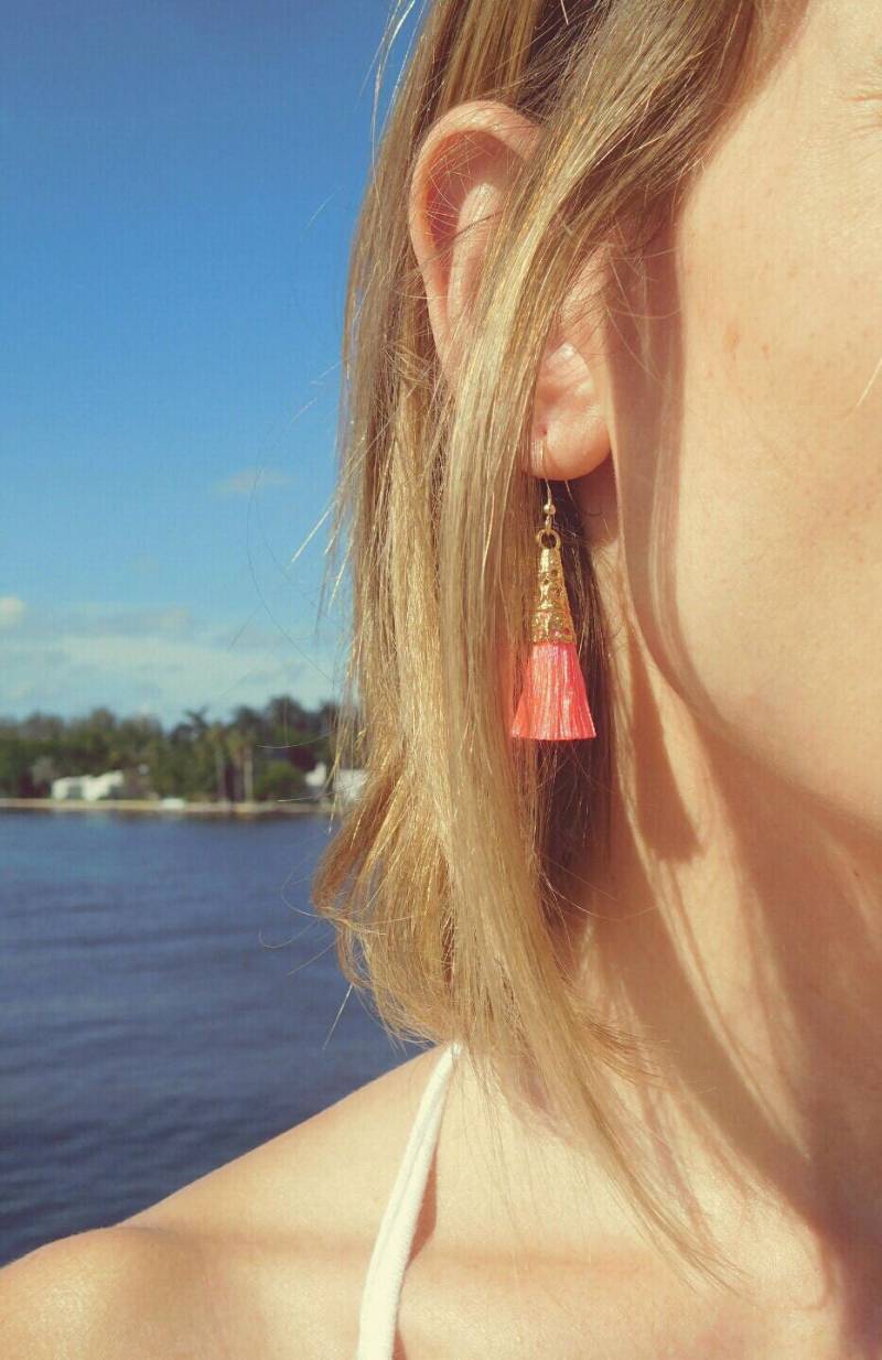 Spaß Neon Rosa Quaste Gold Gefüllt Haken Ohrringe von BabyRuthinFlorida