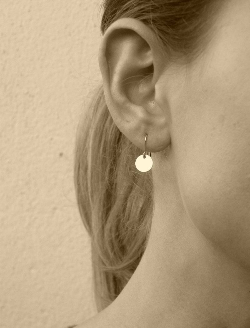 Winzige, Elegante, 16-Karätig Glänzend Vergoldete Mini-Scheiben-Mini-Münzen-Ohrringe Mit Glänzendem, Hochglanzpoliertem Haken Und von BabyRuthinFlorida