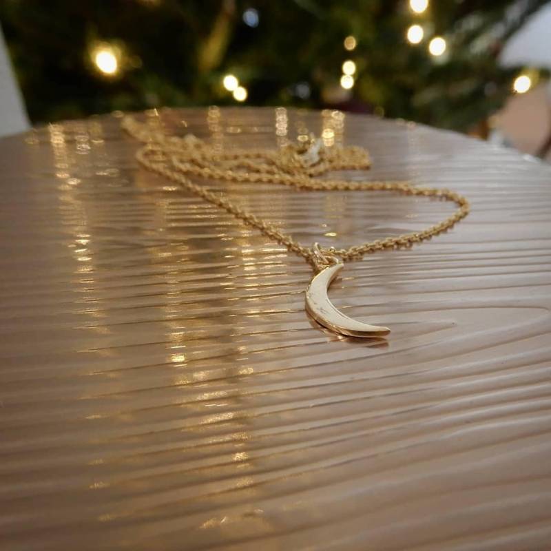 Zarte Poliert Vergoldet Mond Halbmond Anhänger Charme Kabel Kette Schichtung Kurze Halskette von BabyRuthinFlorida
