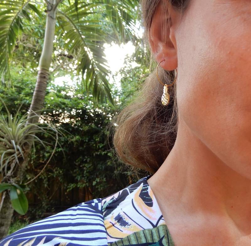 Zierliche 24Kt Glänzend Vergoldet Ananas Kleine Creolen von BabyRuthinFlorida